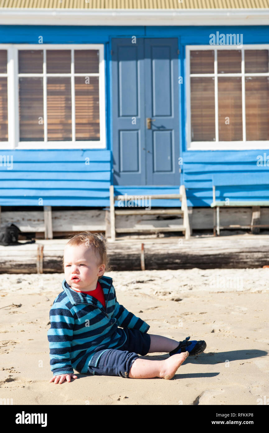 Muchacho en una casa de playa, Tasmania, Australia Foto de stock
