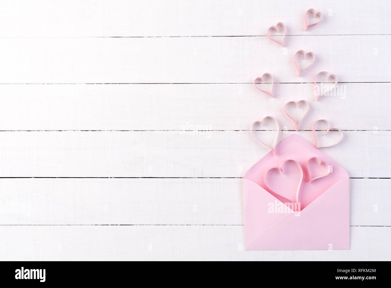 Día de San Valentín y el concepto de amor. Corazones en papel rosa splash  de portada carta sobre fondo de madera blanca Fotografía de stock - Alamy