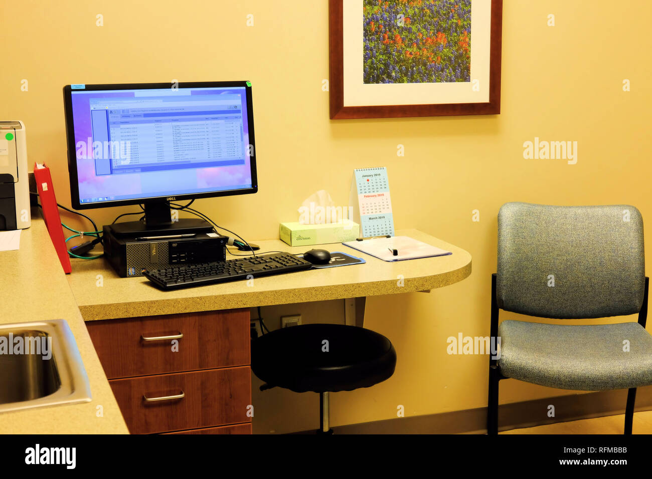 Interior del consultorio de un médico sin personas y un monitor de  computadora que muestre datos; interior del hospital o clínica Fotografía  de stock - Alamy