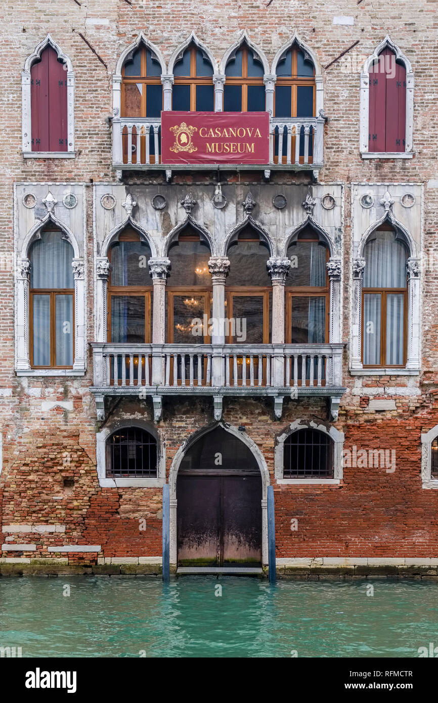 Estrechos canales de agua que atraviesa el enfermo las casas de ladrillo de la denominada "ciudad flotante", el Museo Casanova cruzando el canal Foto de stock