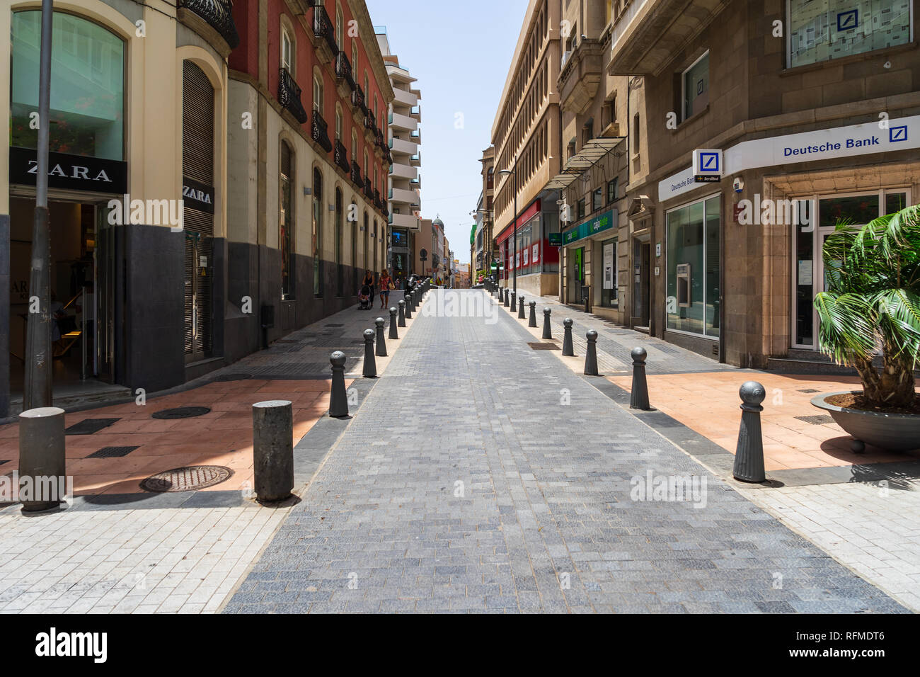 SANTA CRUZ, Islas Canarias, España - 28 de julio de 2018: calles de tiendas  en la parte histórica de la ciudad. Santa Cruz es la ciudad capital de la  isla de Tenerife