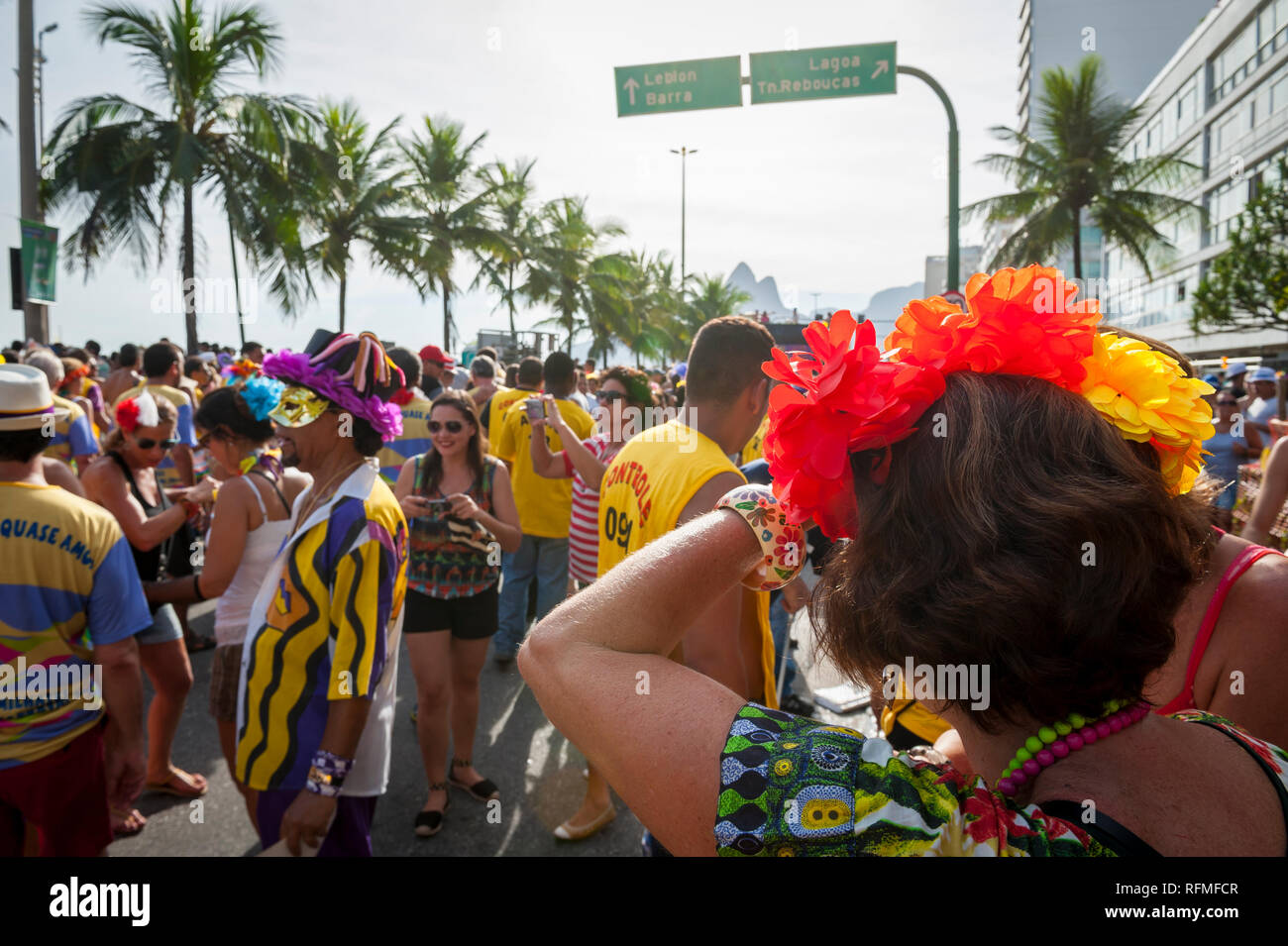 RIO DE JANEIRO - Febrero 07, 2015: Brasil carnivalgoers vestirse para una  tarde de fiesta en la calle de carnaval en la playa de Ipanema Fotografía  de stock - Alamy
