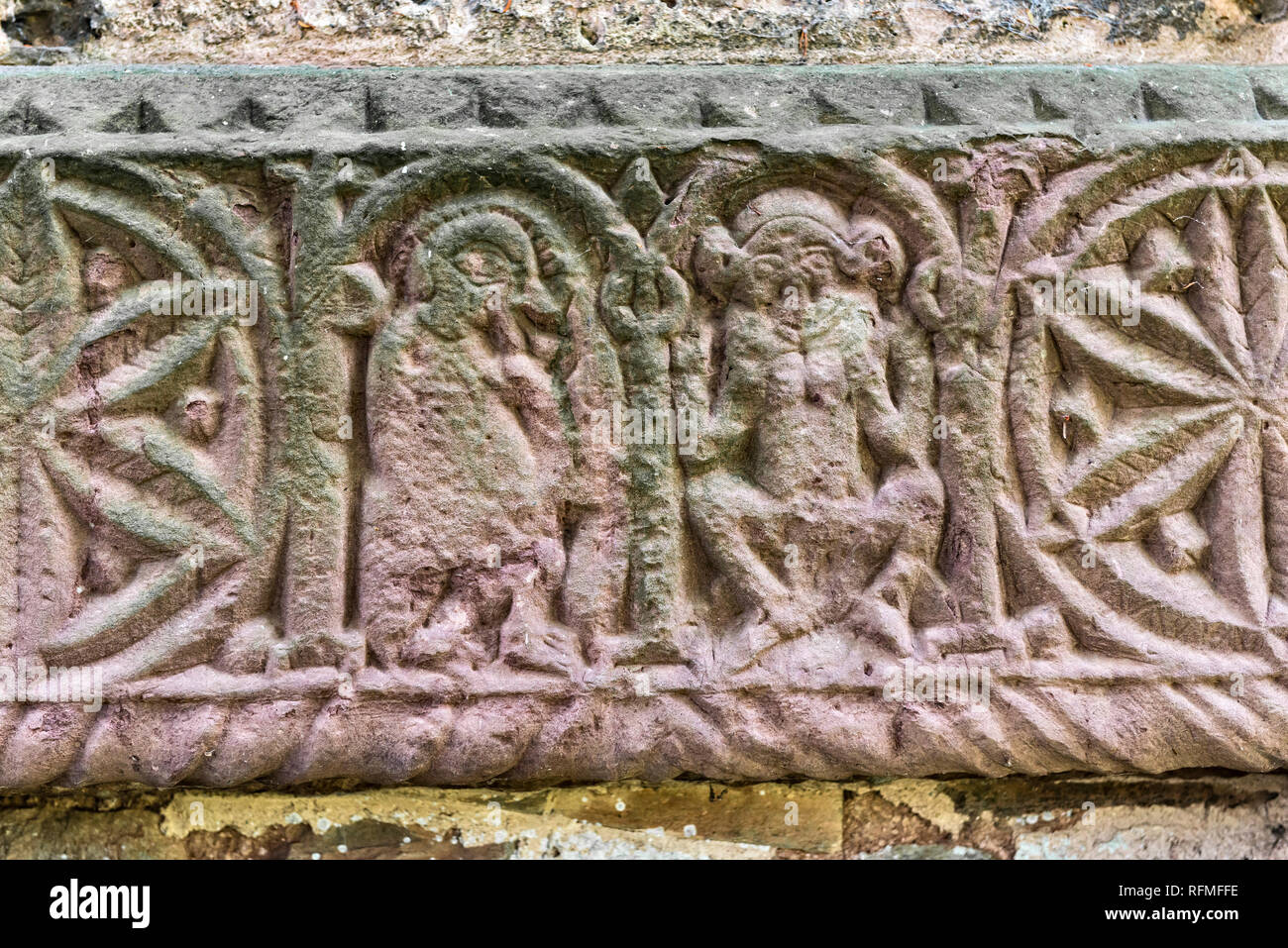 La Iglesia de San Andrés, Bredwardine, Herefordshire, Reino Unido. Un dintel de piedra tallada (Saxon, 11c) que posiblemente muestre un sheela-na-GIG (símbolo de la fertilidad femenina) Foto de stock