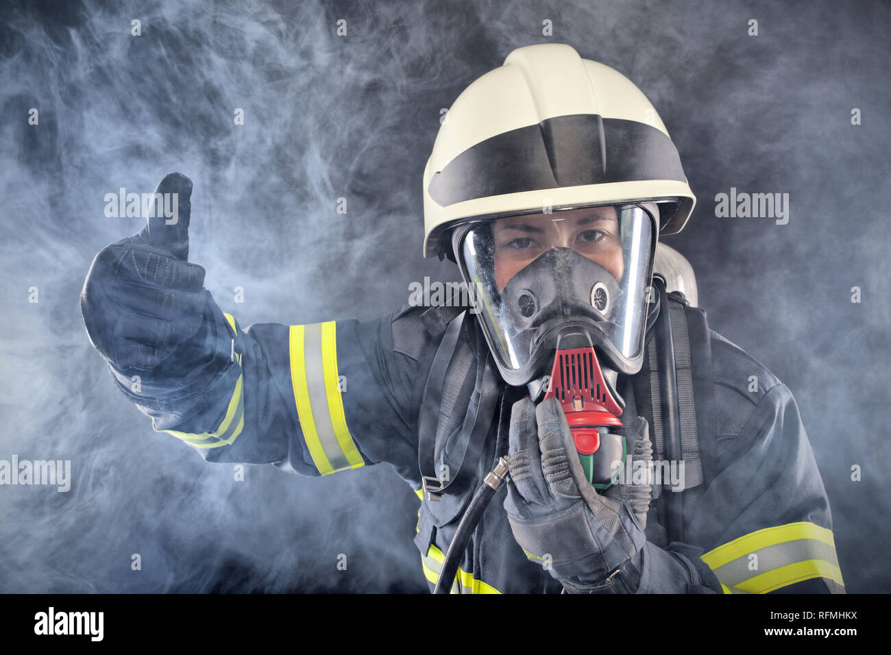 Firewoman en traje y máscara de protección contra incendios Fotografía de  stock - Alamy