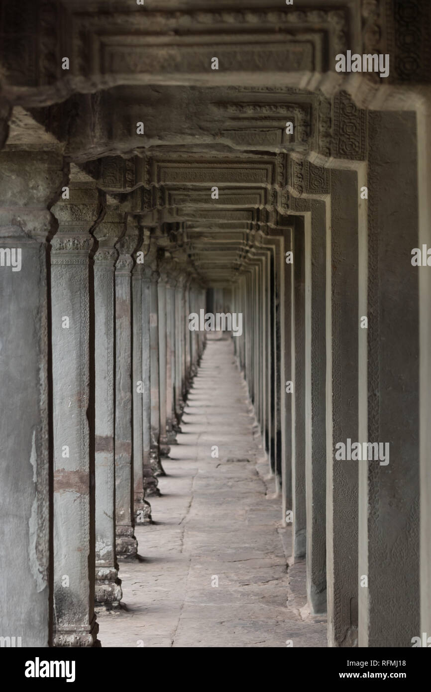 Largo, aparentemente interminable corredor entre el exterior y el interior de la principal, el edificio central en el complejo de Angkor Wat en Siem Reap, Camboya. Foto de stock
