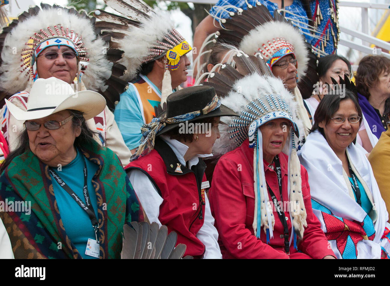 Los nativos canadienses en traje tradicional en Calgary Stampede
