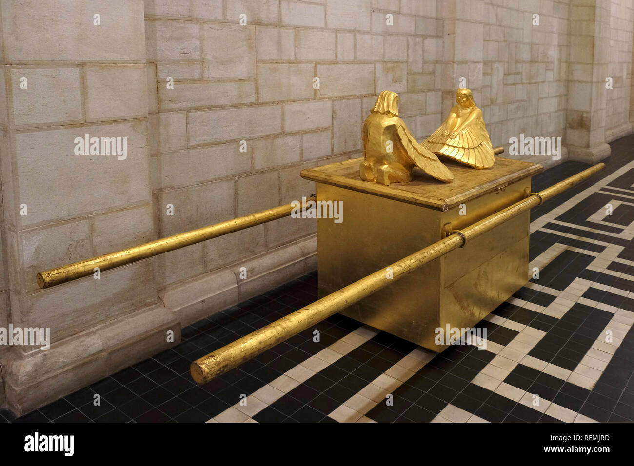 Un dorado modelo bíblico del Arca del Pacto o testimonio, descrita en