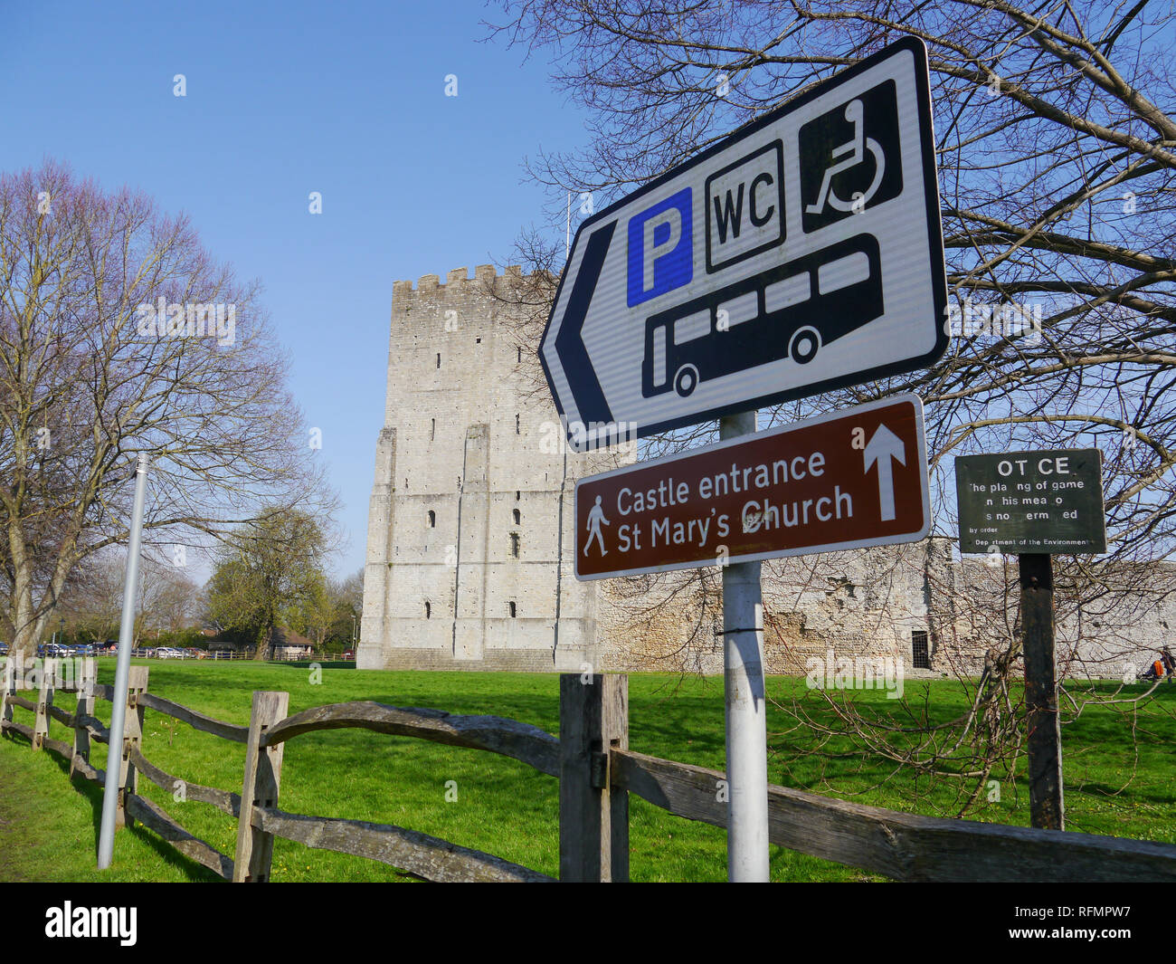 Señalización turística fuera de Portchester Castle, Hampshire, Inglaterra Foto de stock