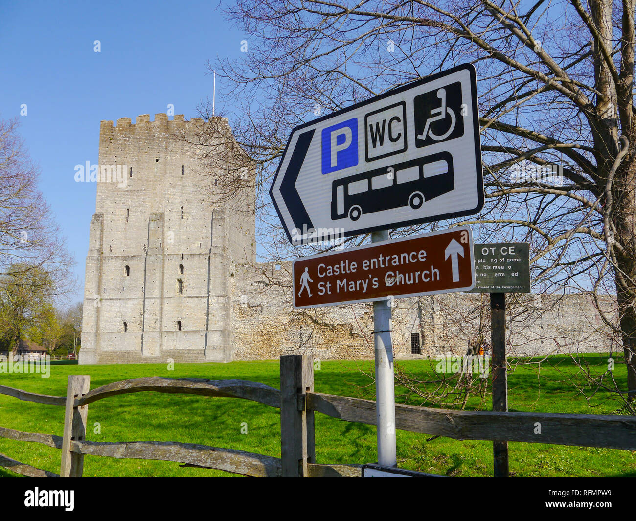 Señalización turística fuera de Portchester Castle, Hampshire, Inglaterra Foto de stock