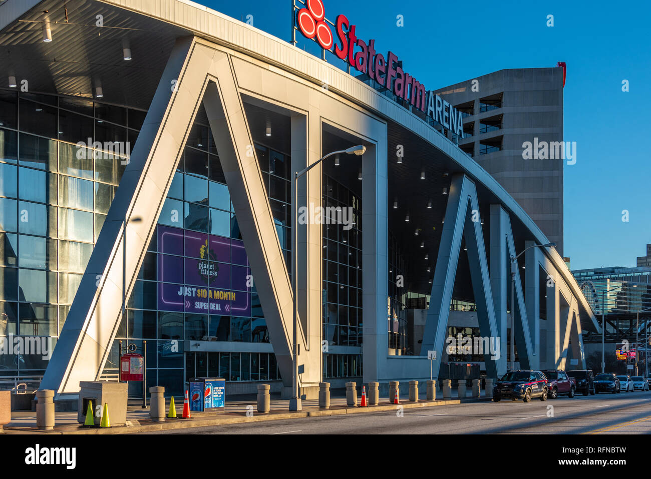 State Farm Arena al amanecer en el centro de Atlanta, Georgia con su icónica arquitectura tipográfica. (Ee.Uu.) Foto de stock