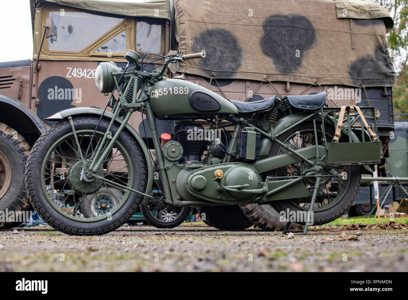 Military green motorbike fotografías e imágenes de alta resolución - Alamy