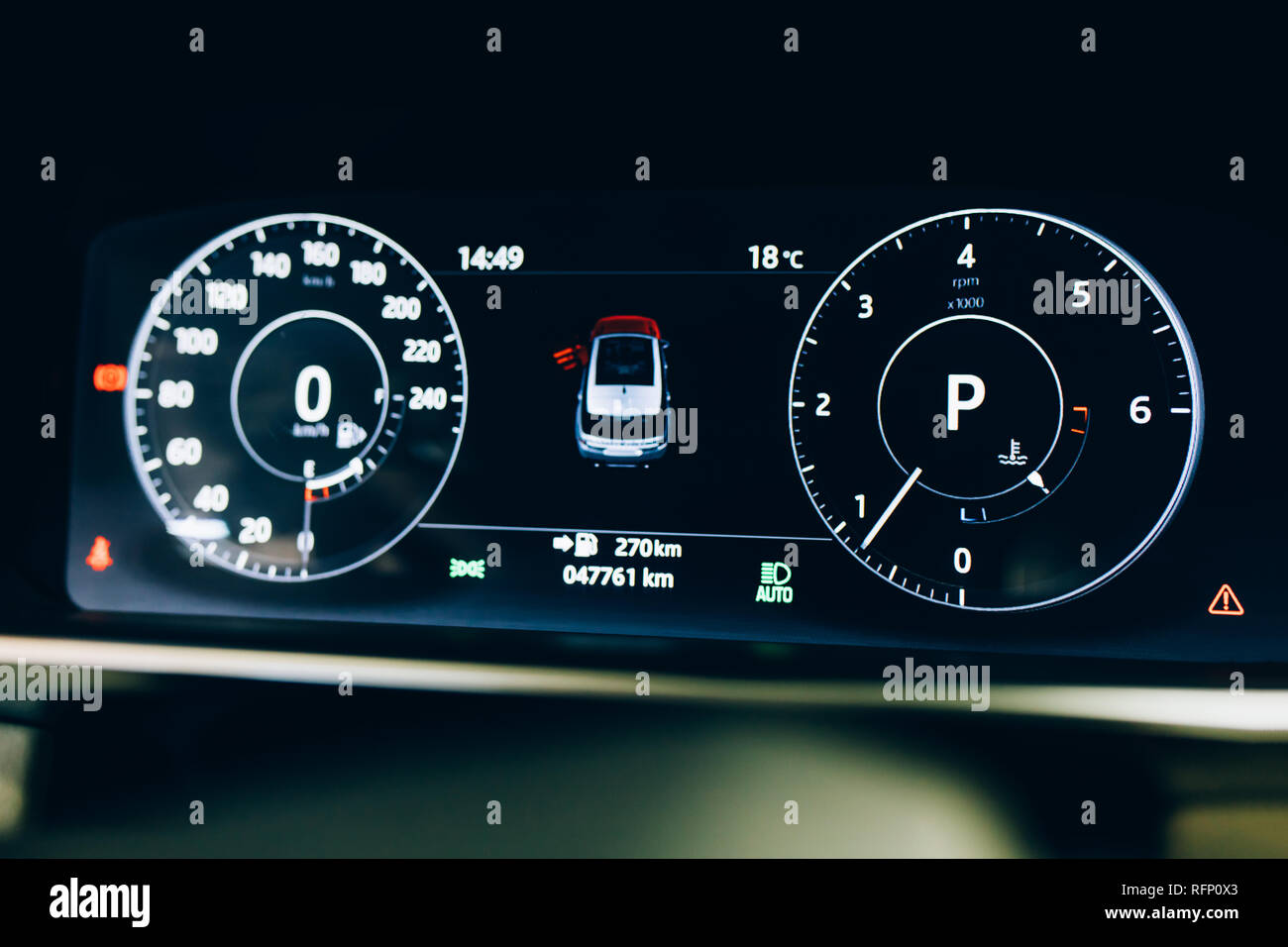 Auto moderno o un tablero de instrumentos del automóvil. Alquiler de HUD  del velocímetro del panel de instrumentos. Visualización de la velocidad de  panel iluminado interior de coche Fotografía de stock -