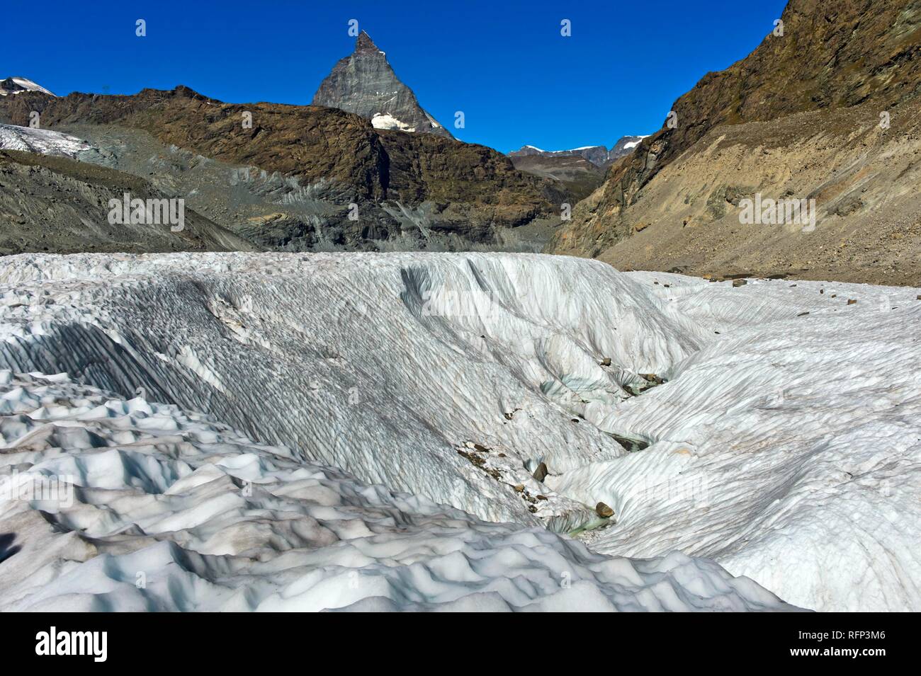 Gran grieta en el Glaciar Gorner, detrás del Matterhorn, Zermatt, Vales, Suiza Foto de stock