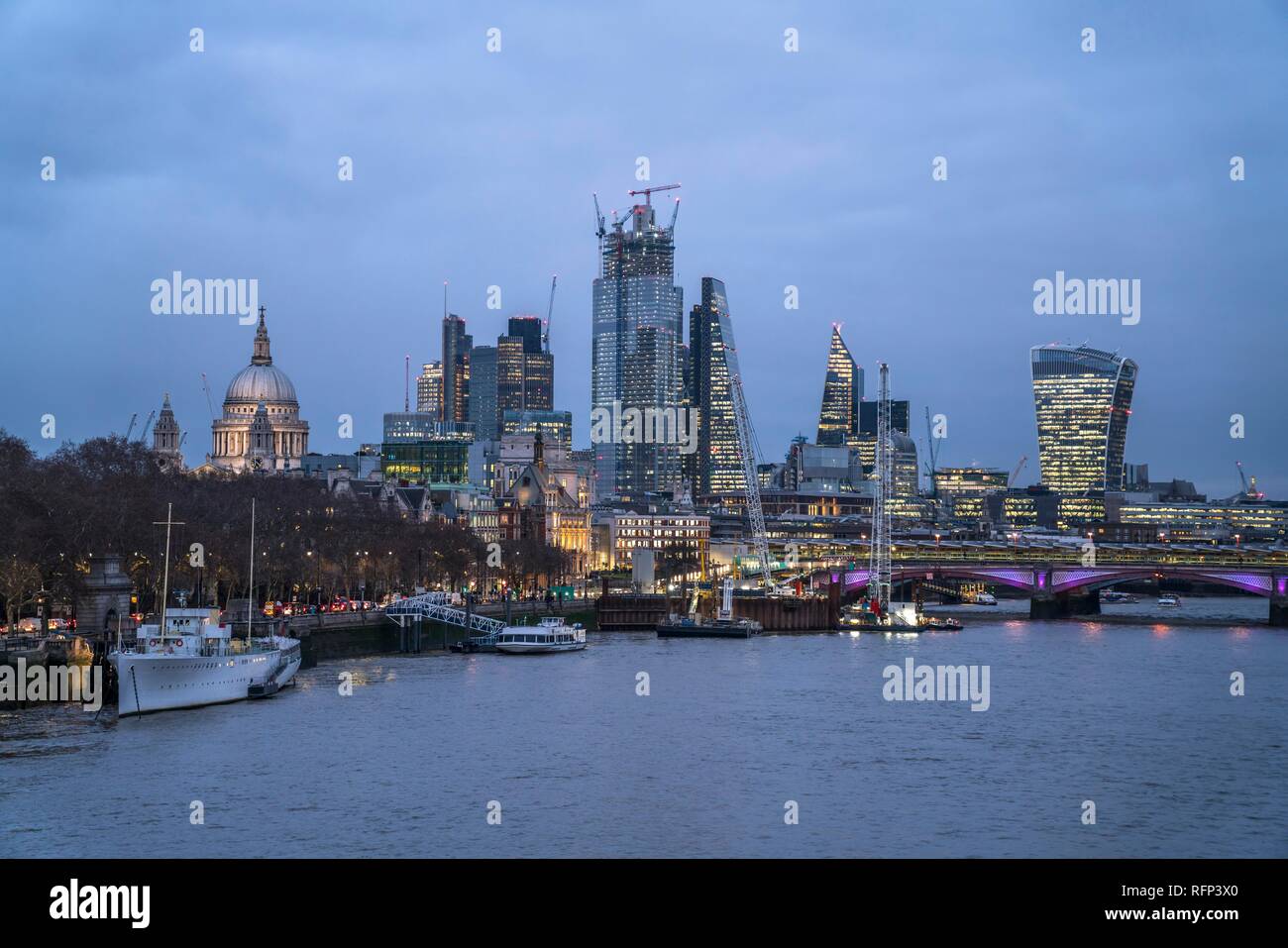 Horizonte en Thames al anochecer, Londres, Gran Bretaña Foto de stock