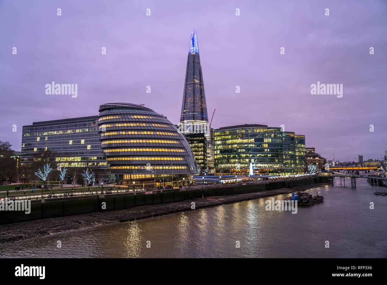 Y Cityhall Shard al anochecer, Londres, Gran Bretaña Foto de stock