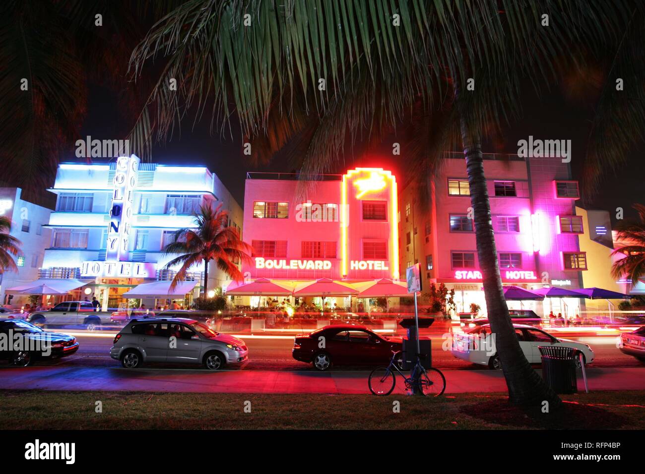 Hoteles Art Decó y bares en el Ocean Drive de la noche, Miami Beach, Florida, EE.UU. Foto de stock