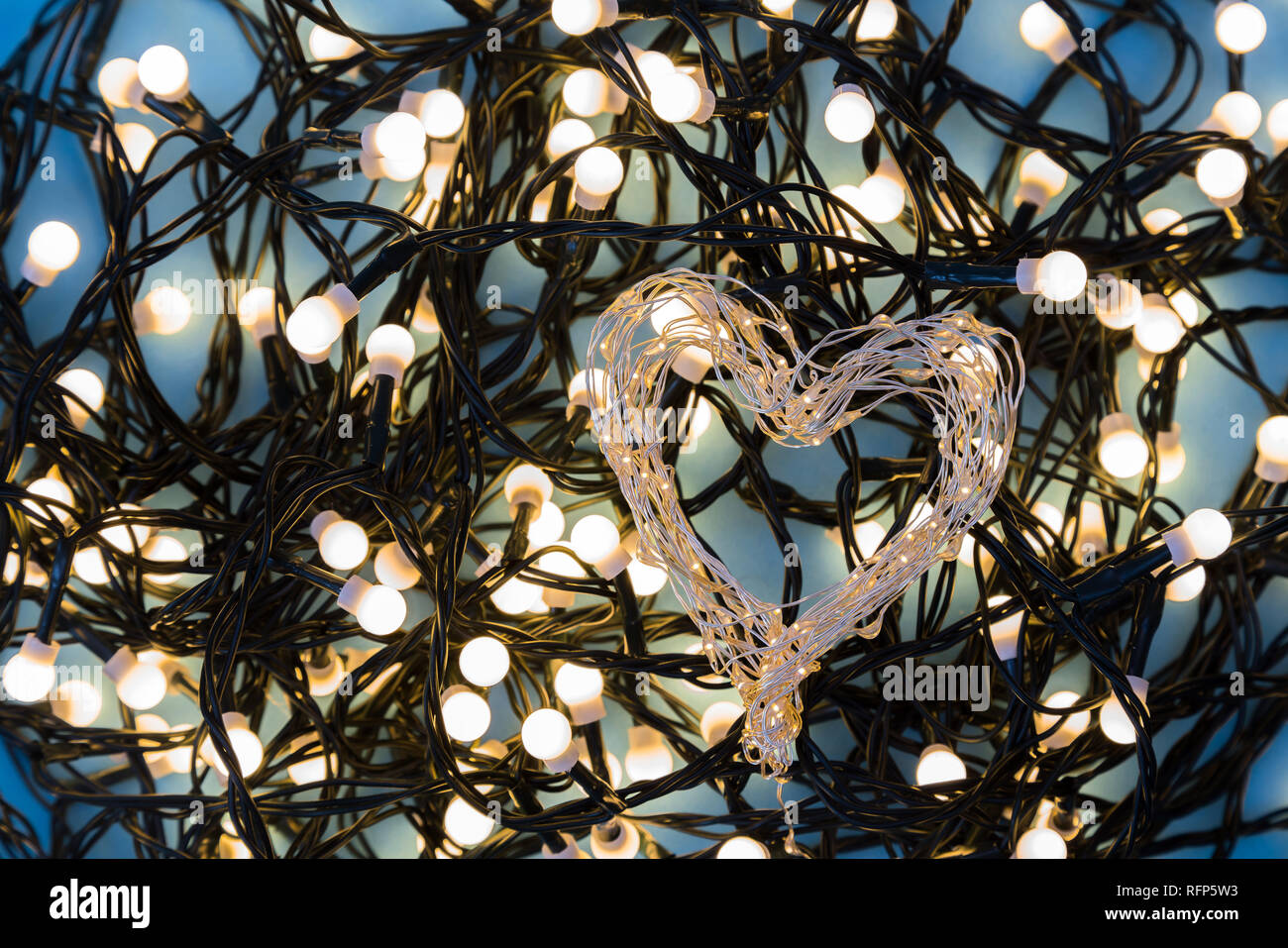 Las luces decorativas en forma de corazón con faros luminosos en el fondo.  Fondo de San Valentín. Fondo de Navidad. Horizontal Fotografía de stock -  Alamy
