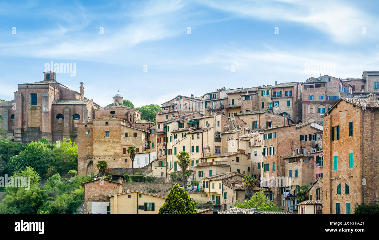 Siena casas antiguas en la colina panorámica. Fotos de viajes de la Toscana, Italia Foto de stock