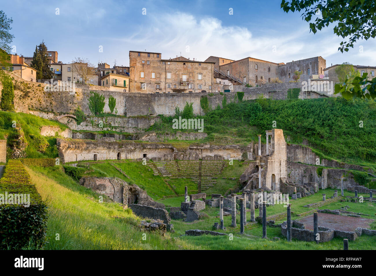 Sitio arqueológico en Volterra con luz del atardecer, Toscano, Italia Foto de stock