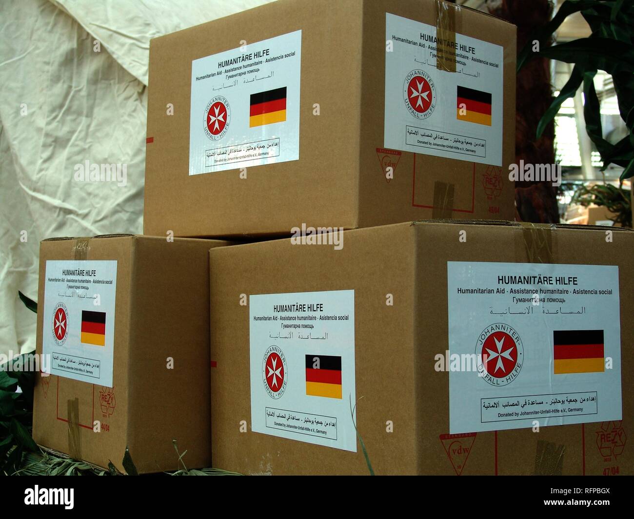 DEU, República Federal de Alemania : Johanniter Unfallhilfe, Hannover, organización de ayuda alemana. Los paquetes con ayuda humanitaria Foto de stock