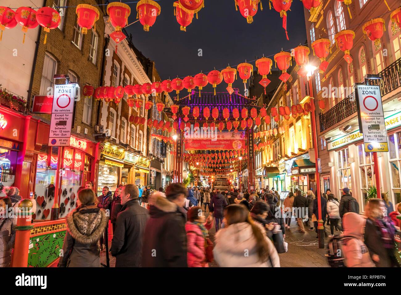 Zona peatonal con faroles rojos en la noche, Chinatown, Londres, Gran Bretaña Foto de stock