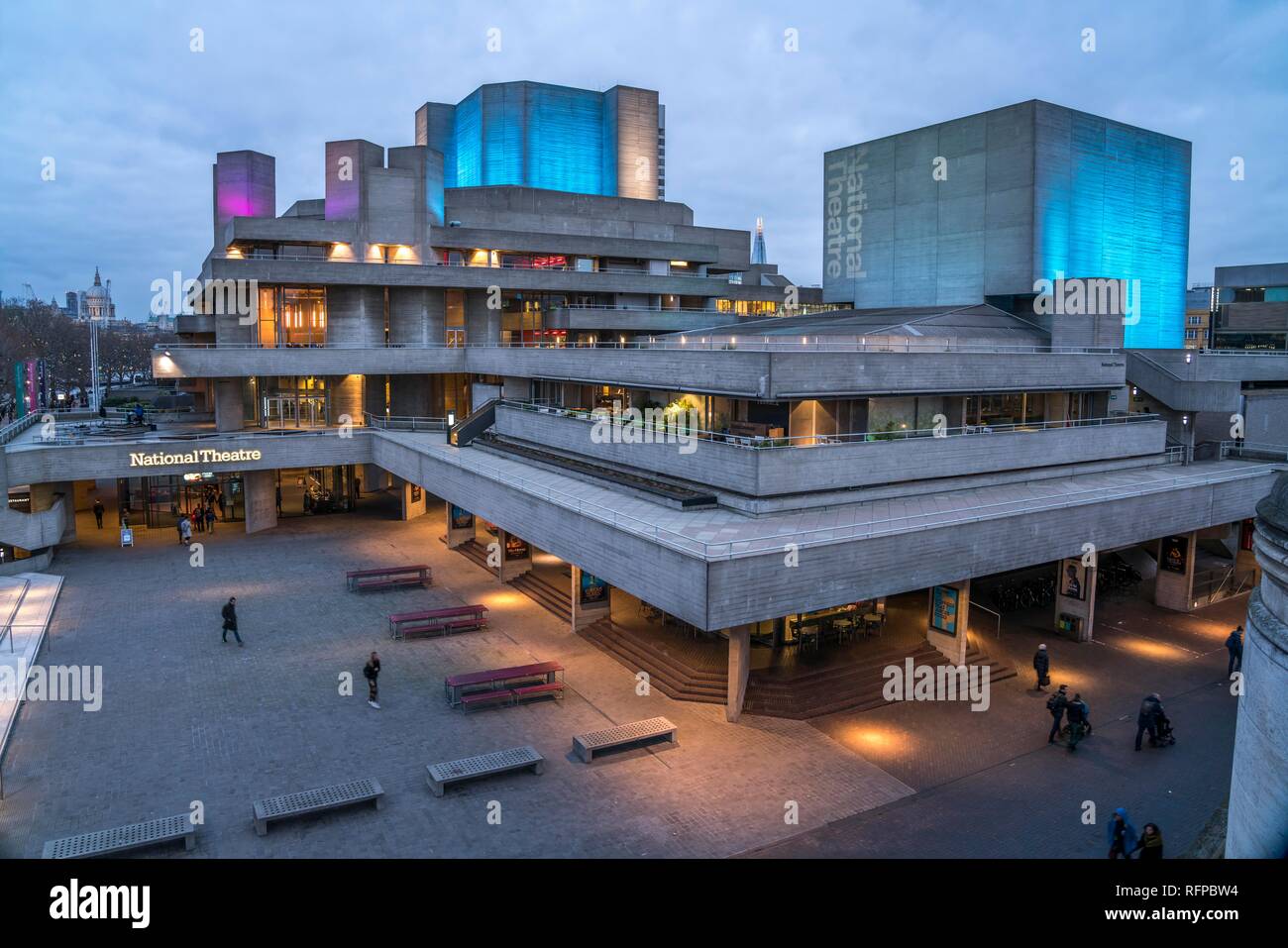 Teatro Nacional al anochecer, Londres, Gran Bretaña Foto de stock