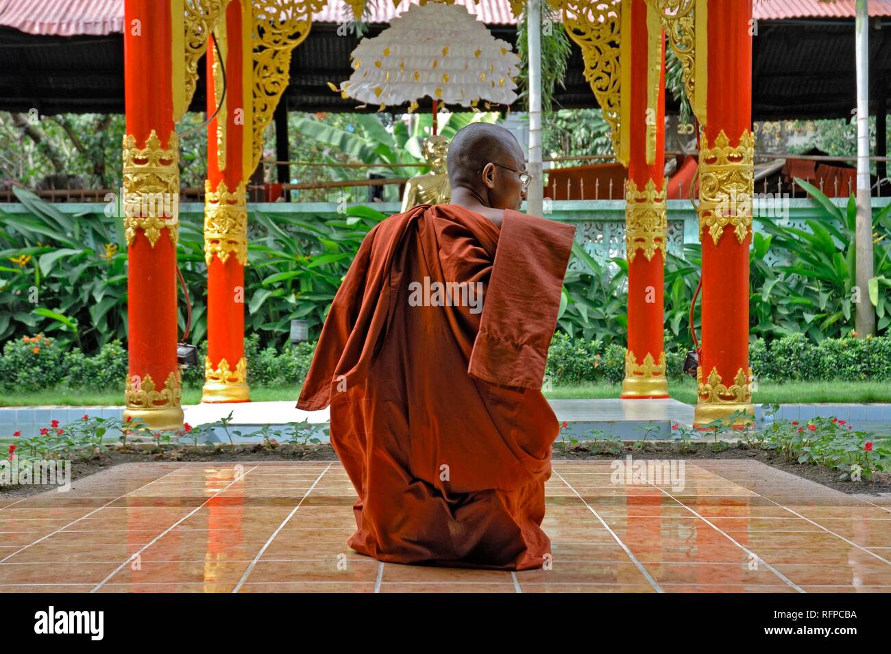 Monje budista dentro de una pagoda, Myanmar, Birmania Foto de stock