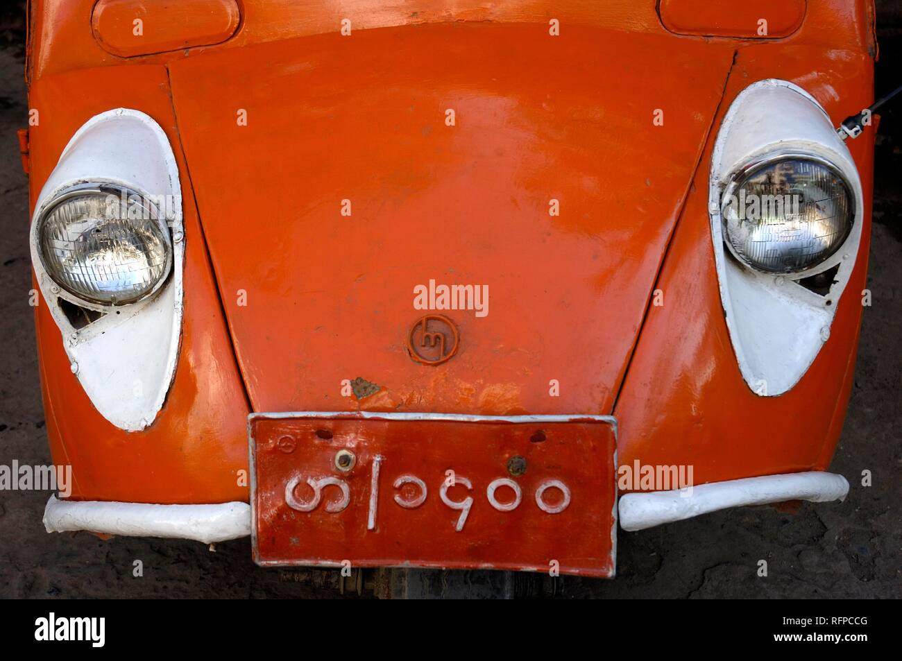 Pequeño coche viejo realizados en Birmania, Myanmar, Birmania Foto de stock