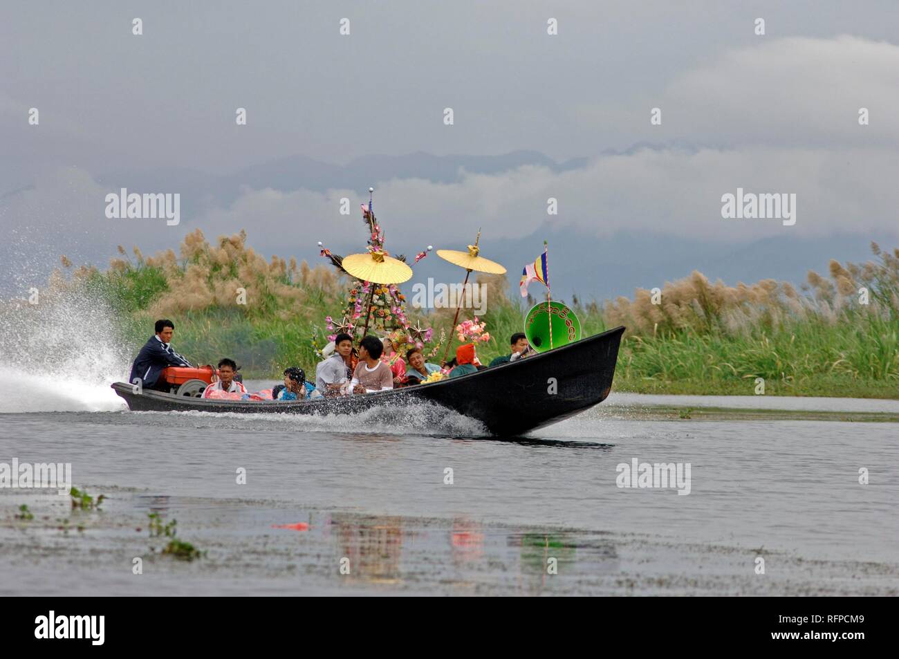 Arranque con jóvenes monjes, Lago Inle, Myanmar, Birmania Foto de stock
