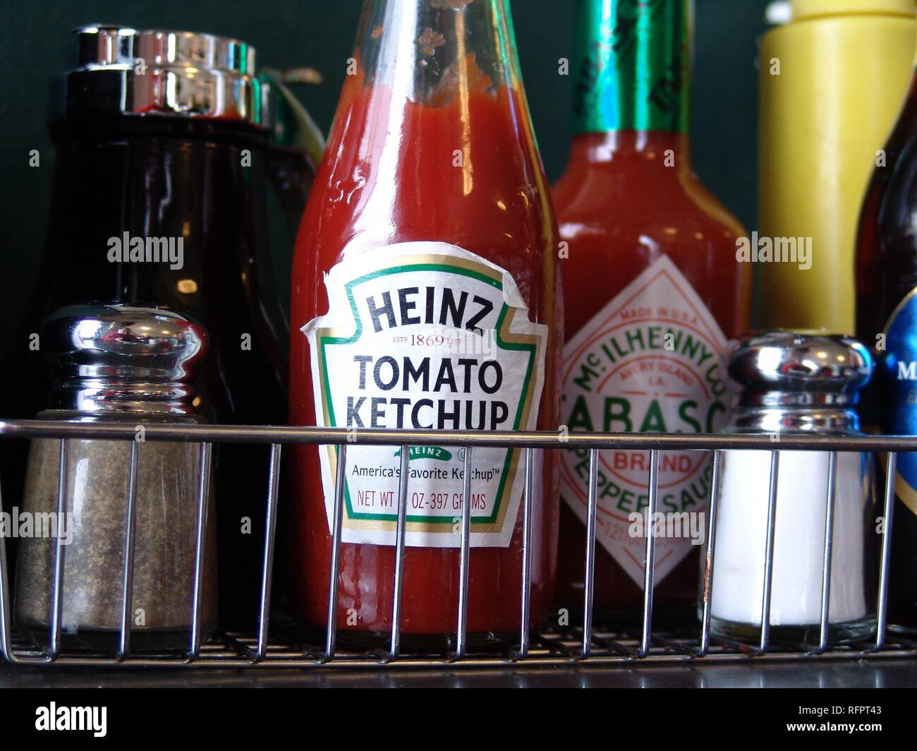 Ee.Uu., Estados Unidos de América : salsa de tomate, pimienta, sal, etc sobre la mesa de una cafetería restaurante. Foto de stock