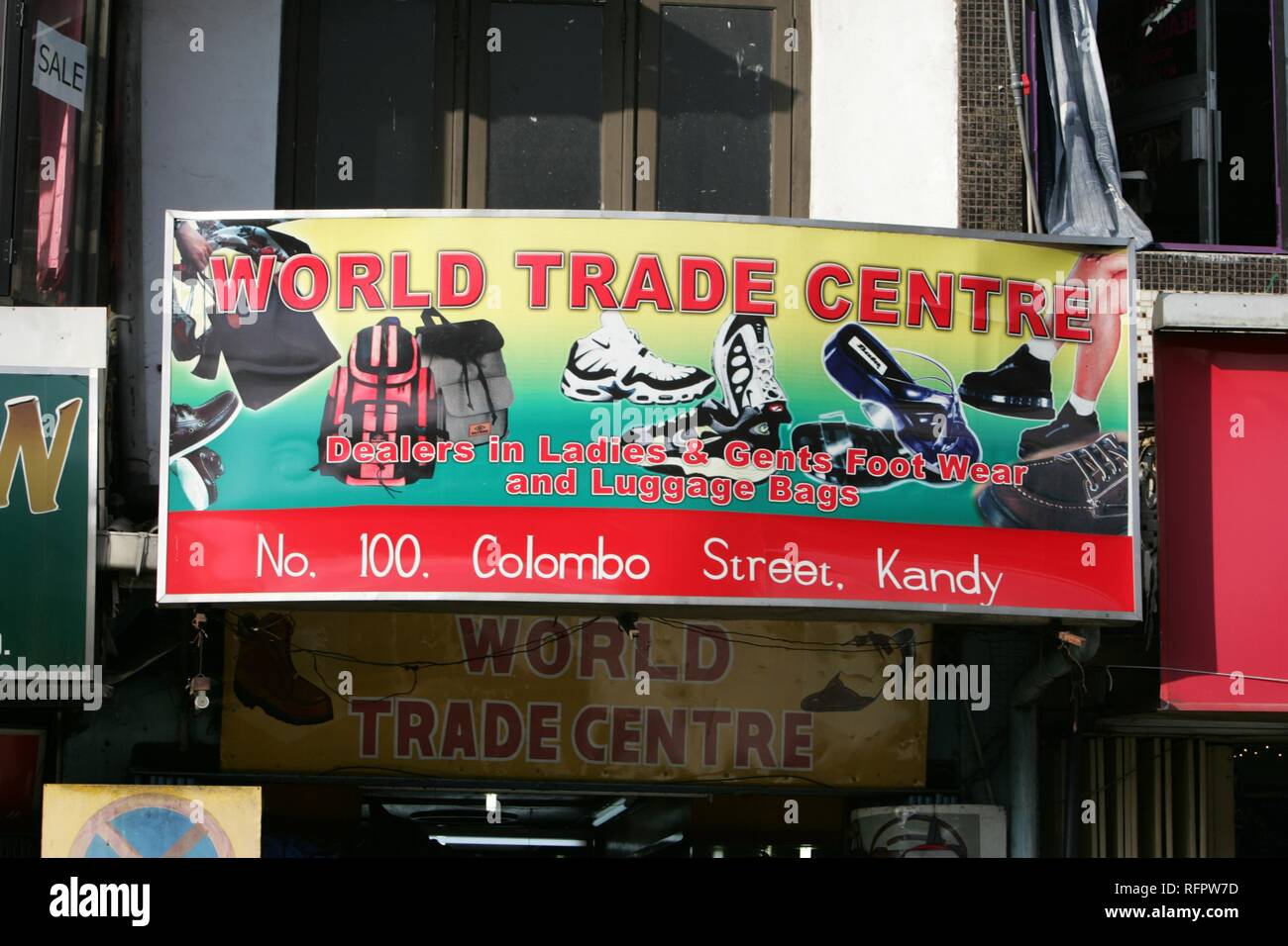 LKA, Kandy, Sri Lanka : signo de una tienda, el World Trade Center. Foto de stock