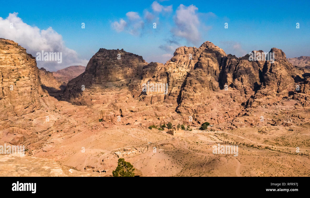 Vista desde el alto lugar del sacrificio sobre Petra arqueológico, el valle y las montañas circundantes, Jordania, Oriente Medio Foto de stock
