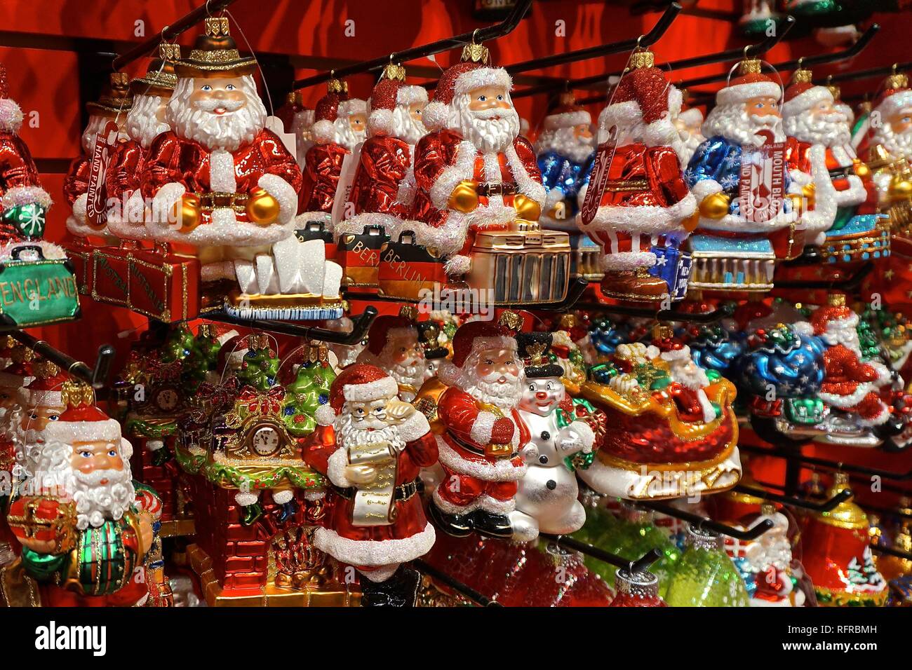Nueva York, NY, EE.UU.: adornos de Navidad en la pantalla en una tienda  Fotografía de stock - Alamy