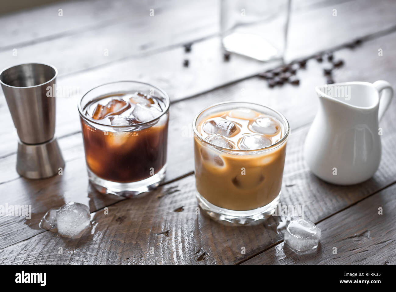 Ruso blanco y negro cócteles con vodka, licor de café y crema. Helado casero Boozy Ruso Negro y White bebidas con café b Fotografía de -