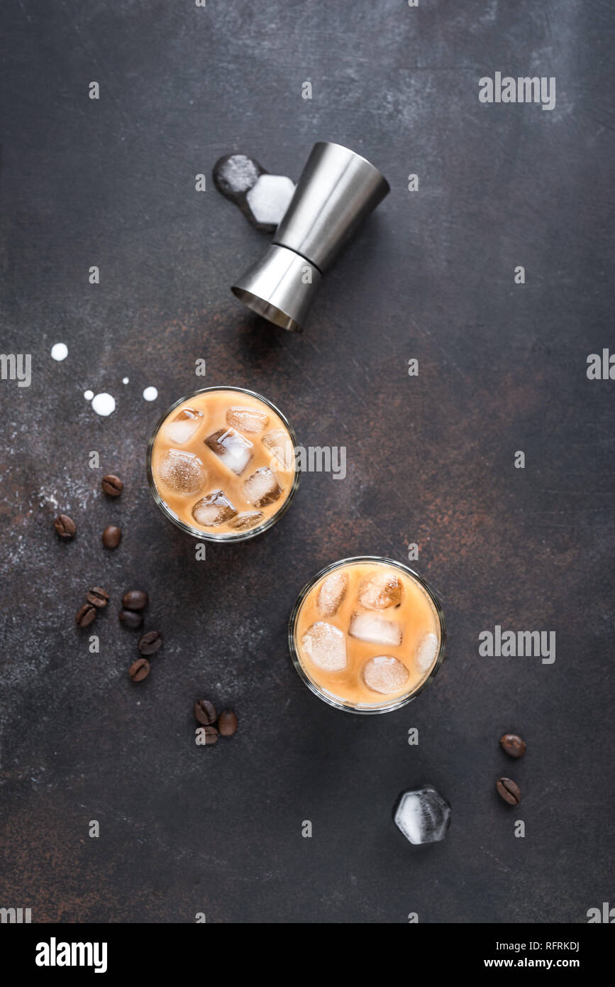 White Russian cócteles con vodka, licor de café y crema. Helado casero Alcohol Boozy White Russian o Lebowski bebida con los granos de café en rústico b Foto de stock