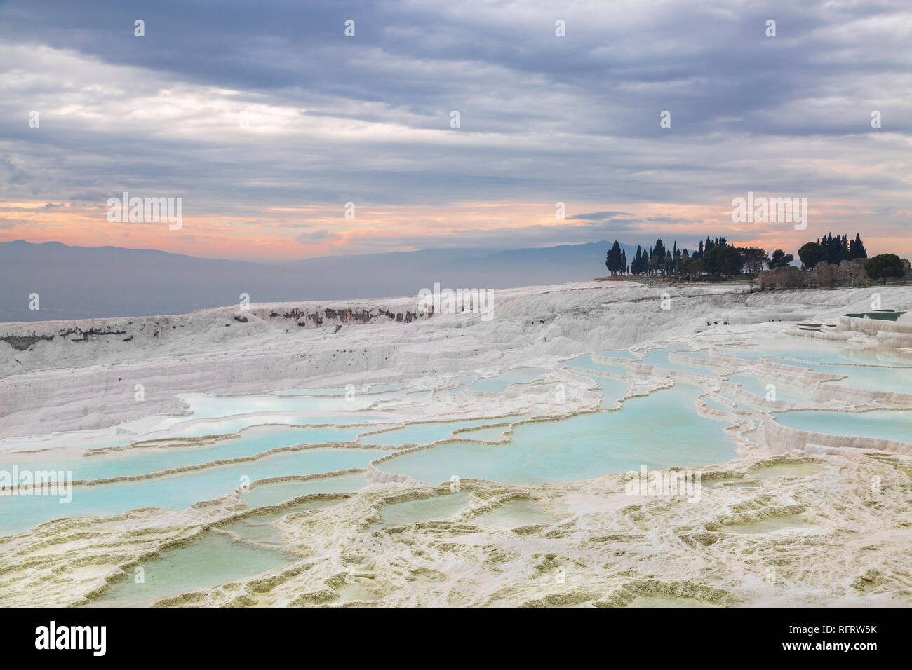 Travertino natural piscinas y terrazas de Pamukkale, Denizli, Turquía. Foto de stock