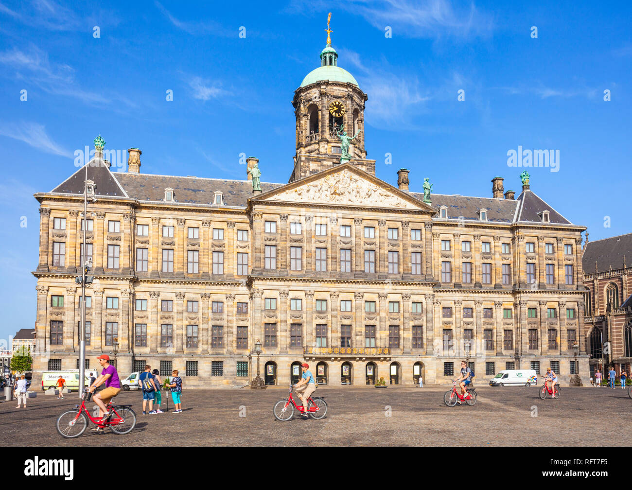 Amsterdam Palacio Real (Koninklijk Paleis) en plaza Dam con ciclistas, el centro de Ámsterdam, Holanda Septentrional, Holanda, Europa Foto de stock