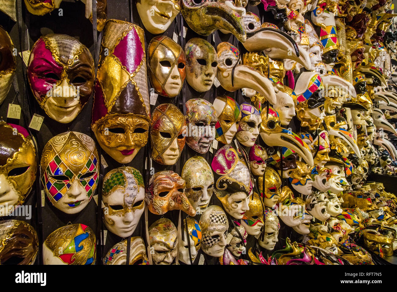 Máscaras de Carnaval, Venecia, gestión de #redessociales para #bodegas  vinotecas, #restaurantes, www.en…