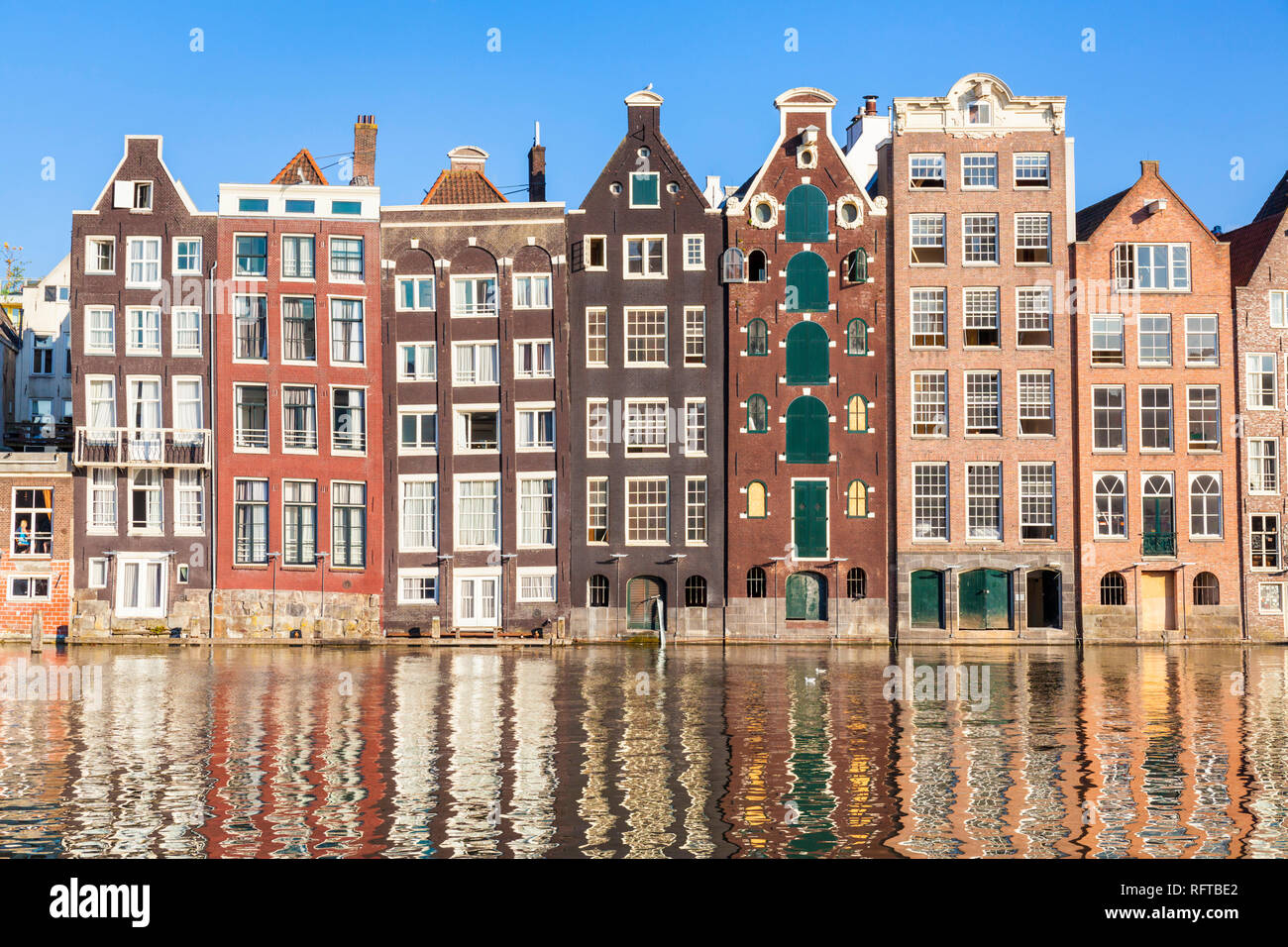 Gables holandés en una fila de casas con reflexiones típico de Amsterdam, Damrak Canal, Amsterdam, Holanda Septentrional, Holanda, Europa Foto de stock