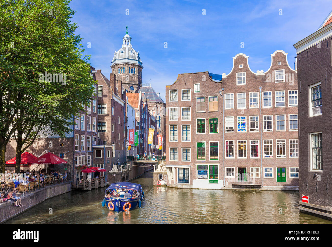La cúpula de la Iglesia de San Nicolás y el canal Oudezijds Voorburgwal, casco antiguo de Amsterdam, Holanda Septentrional, Holanda, Europa Foto de stock