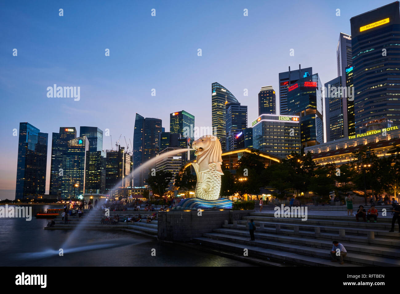 Merlion, emblema de la ciudad, Marina Bay, en el centro de la ciudad, el distrito financiero con sus rascacielos, Singapur, Sudeste de Asia, Asia Foto de stock