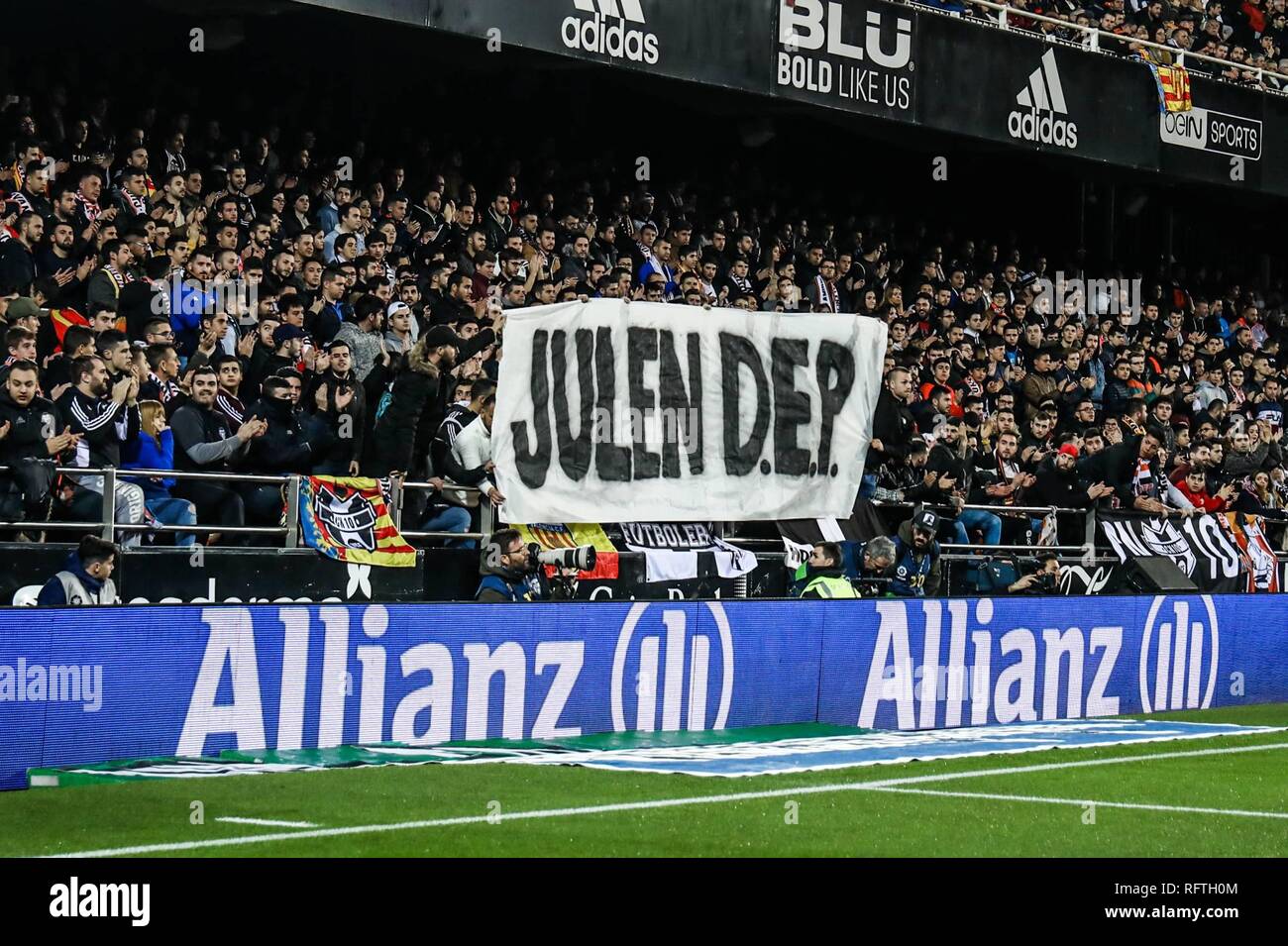 Valencia, España. El 26 de enero, 2019. La Curva Nord con un Julen Banner  durante el partido de fútbol entre el Valencia CF y el Villarreal CF el 26  de enero de