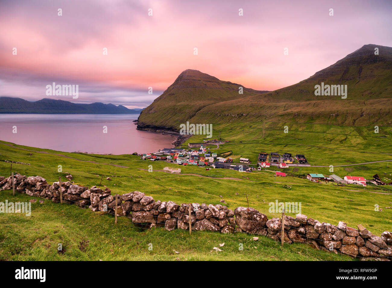 Pueblo costero de Gjogv, isla Eysturoy, Islas Feroe, Dinamarca, Europa Foto de stock