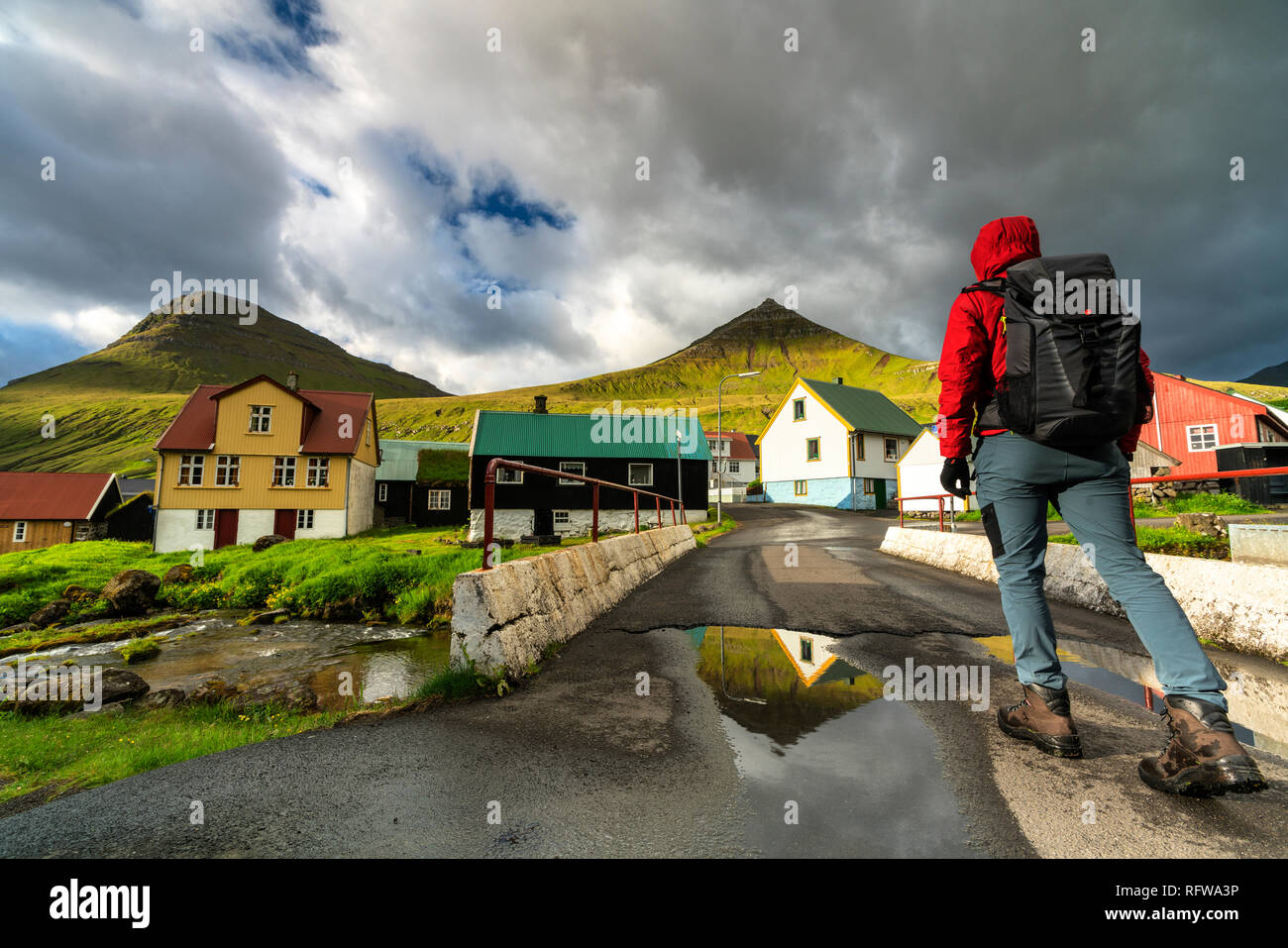 Caminante en el tradicional pueblo de Gjogv, isla Eysturoy, Islas Feroe, Dinamarca, Europa Foto de stock