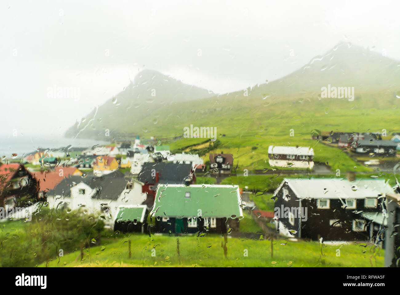 La lluvia en Gjogv vistos a través de una ventana de vidrio, isla Eysturoy, Islas Feroe, Dinamarca, Europa Foto de stock