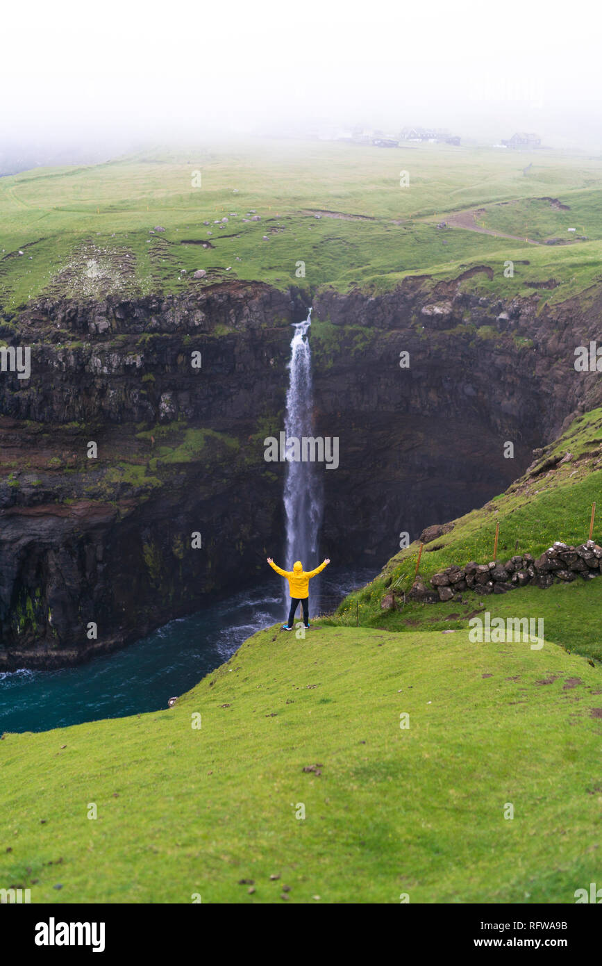 Cascada de Mulafossur Gasadalur, vagar, isla, Islas Feroe, Dinamarca, Europa Foto de stock