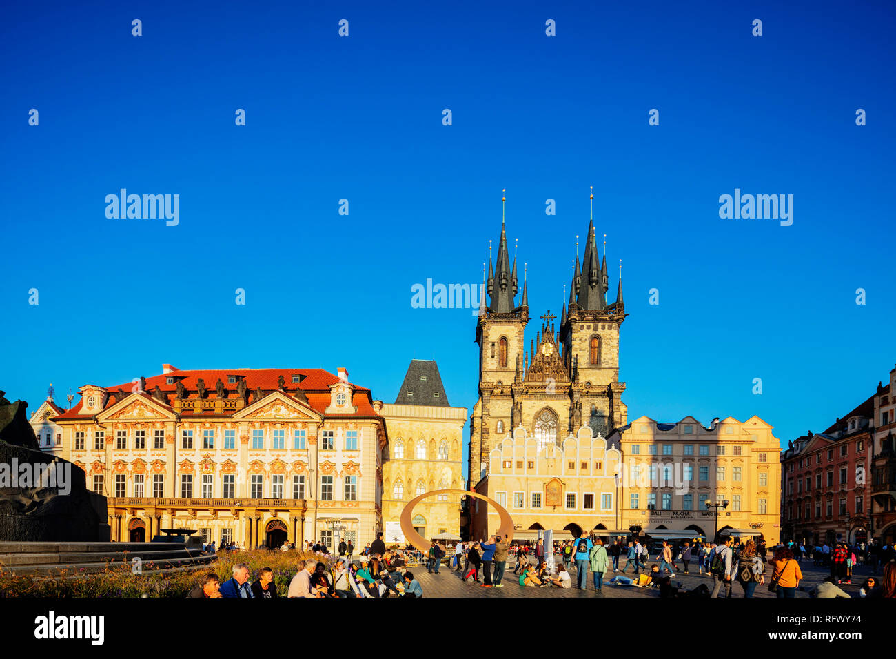 Plaza de la ciudad vieja, la iglesia de Nuestra Señora antes de Tyn, Sitio del Patrimonio Mundial de la UNESCO, Praga, República Checa, Europa Foto de stock