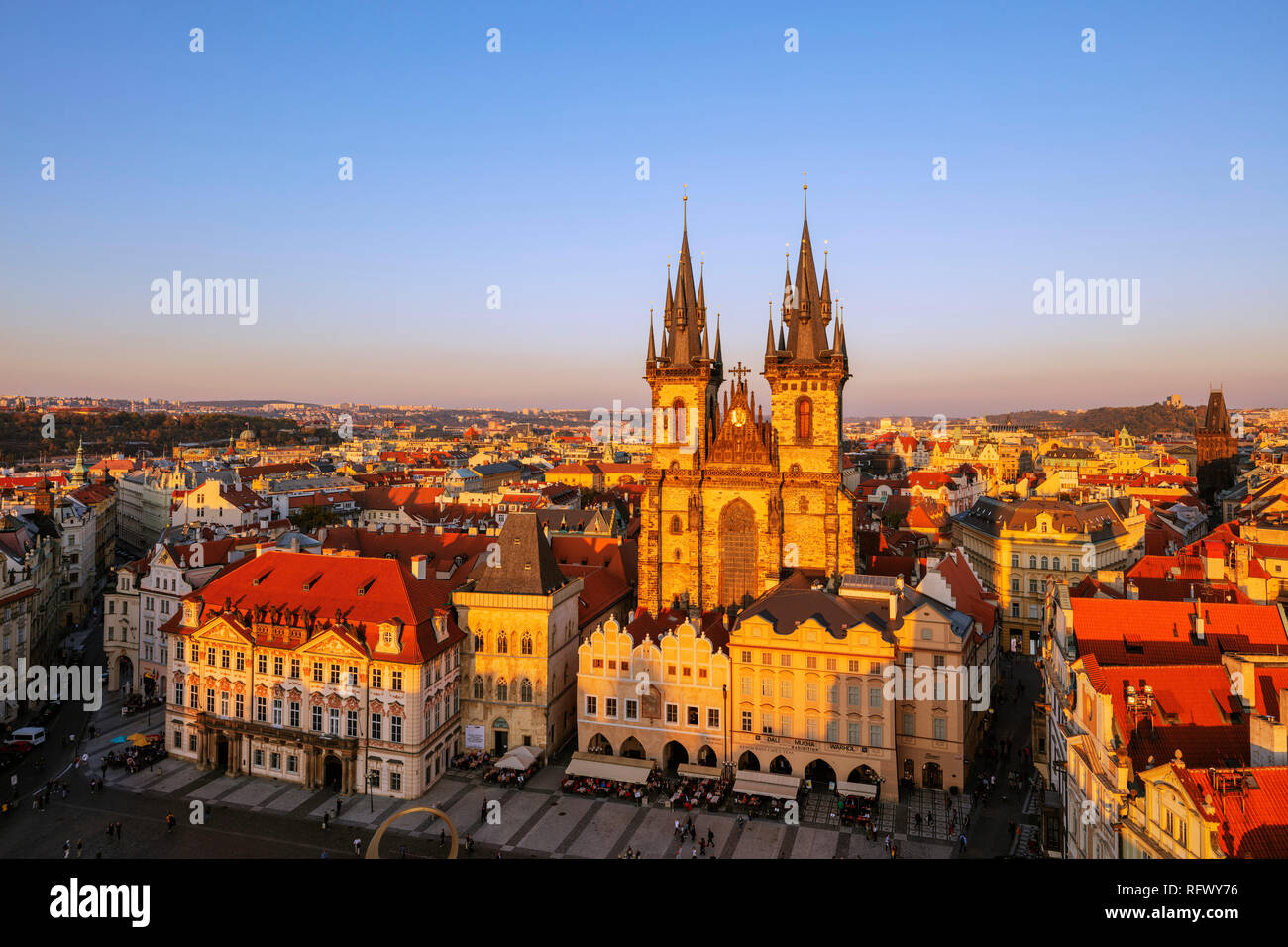 Plaza de la ciudad vieja, la iglesia de Nuestra Señora antes de Tyn, Sitio del Patrimonio Mundial de la UNESCO, Praga, República Checa, Europa Foto de stock