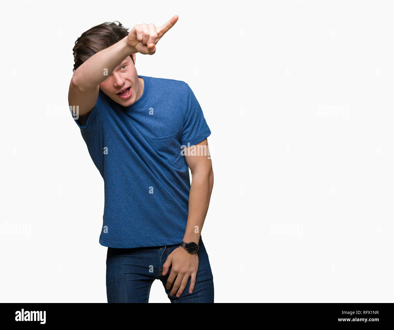 Joven apuesto hombre vestido con camiseta azul sobre fondo aislado  apuntando con el dedo sorprendido por delante, boca abierta expresión  asombrada, algo enfrente Fotografía de stock - Alamy
