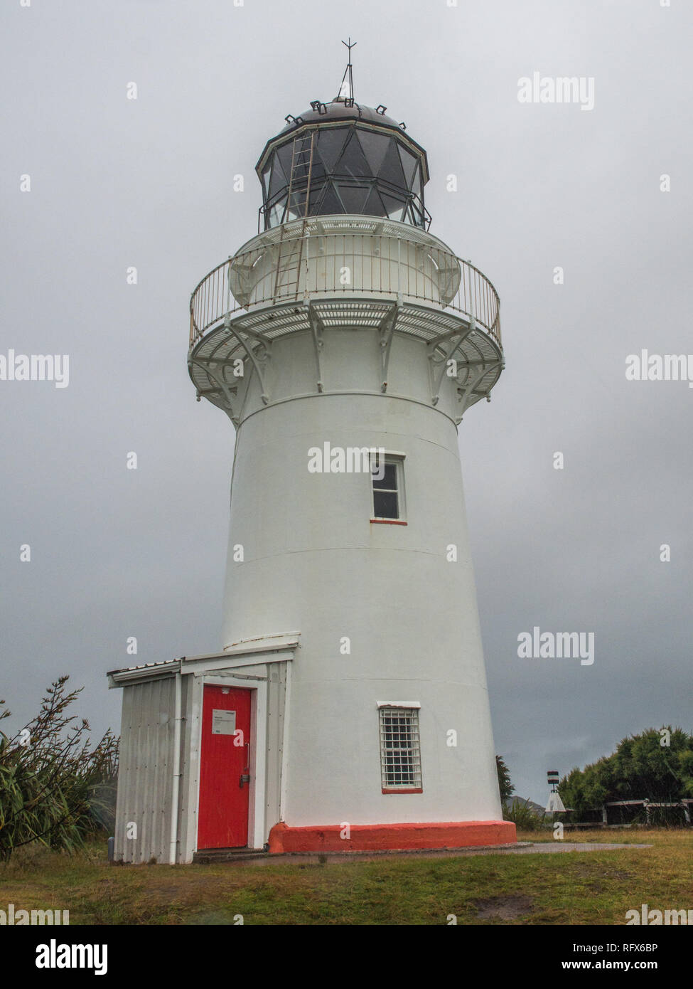Faro del Cabo Oriental, en un día nublado, Isla del Norte, Nueva Zelanda Foto de stock